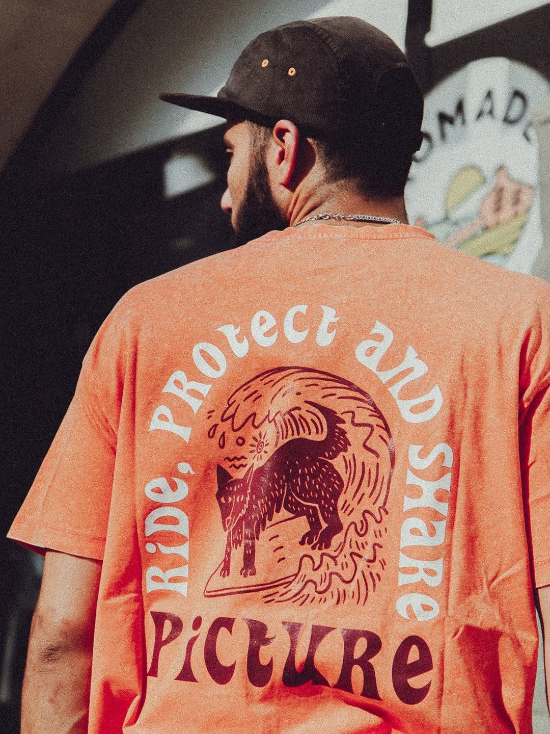 🥭 Un coton bio couleur mangue délavée, la vibe outdoor signée @pictureorganicclothing . Il fait tout le boulot à lui tout seul.